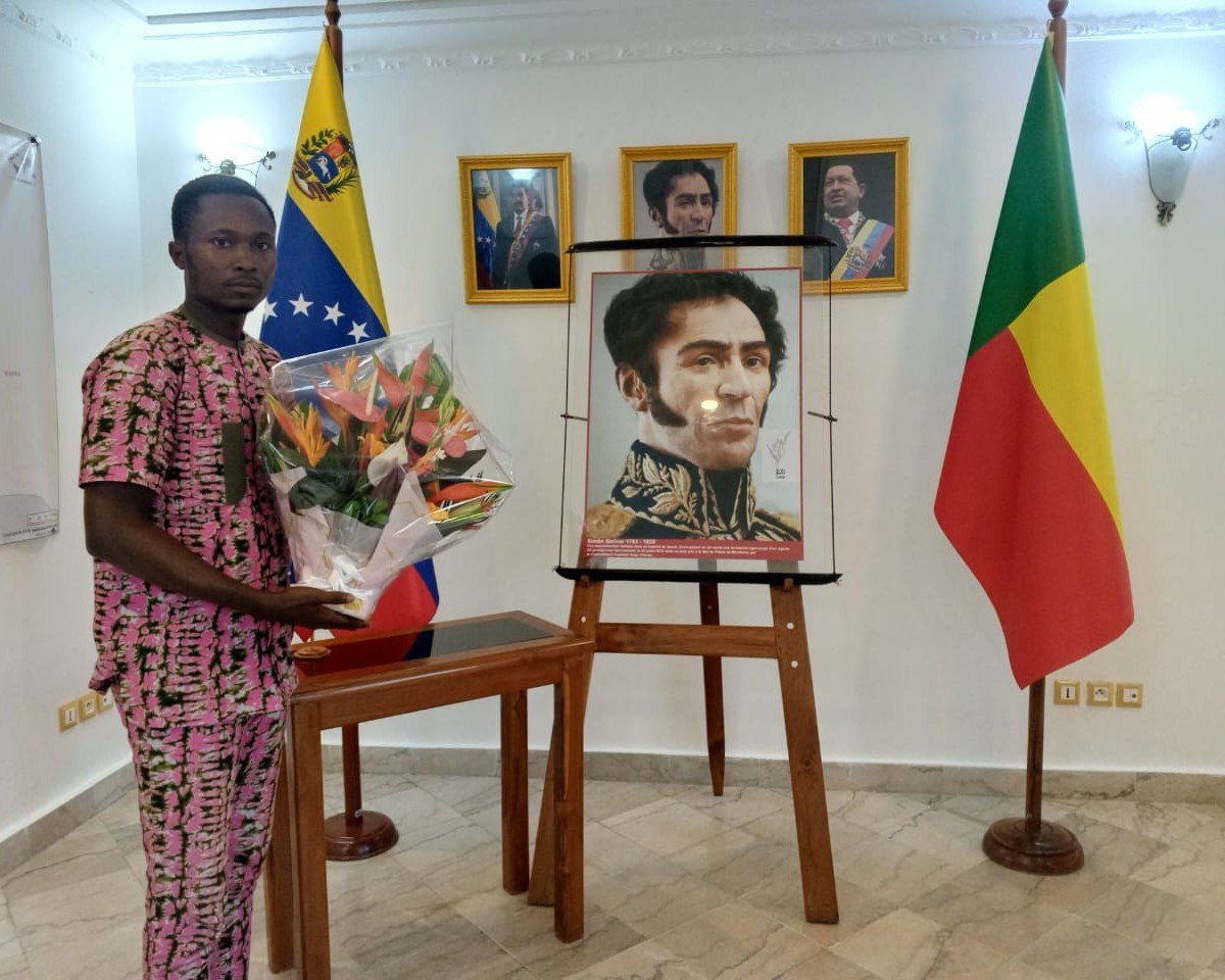 Embajada en Benín honra a Simón Bolívar con ofrenda floral y jornada formativa  